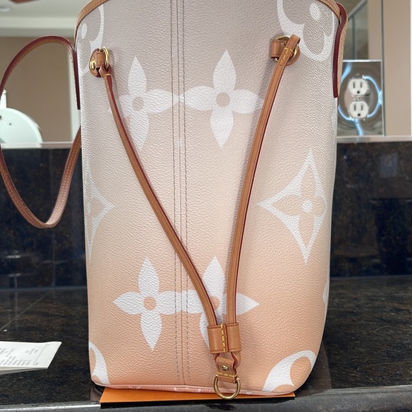 Louis Vuitton By the Pool Neverfull MM Limited Edition Tote in Mist - Picture 4 of 10